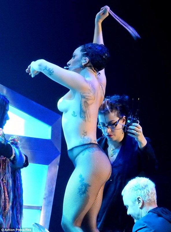 Lady Gaga Strips Nude On Stage Again.
